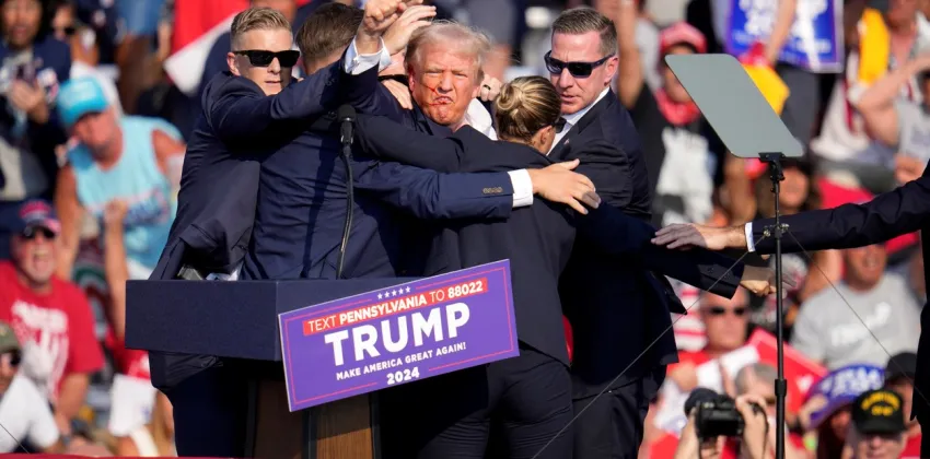 Conmoción en un acto de campaña de Donald Trump: cayó al suelo ensangrentado