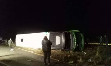 Un colectivo de larga distancia volcó en la localidad de Bonpland