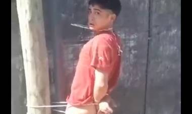 Video: atrapó a un ladrón, lo desnudó y le dio varios latigazos