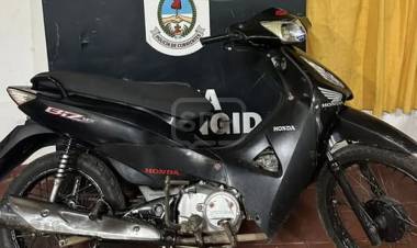 INTENTÓ ARREBATAR UN BOLSO Y ESCAPÓ ABANDONANDO LA MOTO