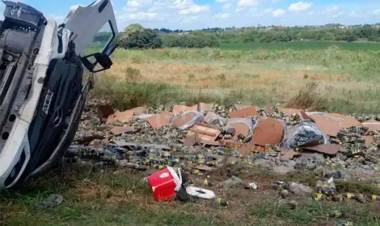 VOLCÓ UN CAMIÓN DE FERNET Y VECINOS SE LLEVARON BOTELLAS