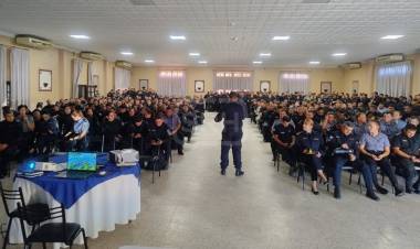 CAPACITAN A POLICÍAS MOTORIZADOS EN CONTROL DEL ORDEN PÚBLICO