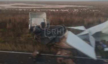 NUEVE DE JULIO | TRAGEDIA EN RUTA 12: MURIÓ UN PASAJERO TRAS EL CHOQUE ENTRE UN COLECTIVO Y UN CAMIÓN