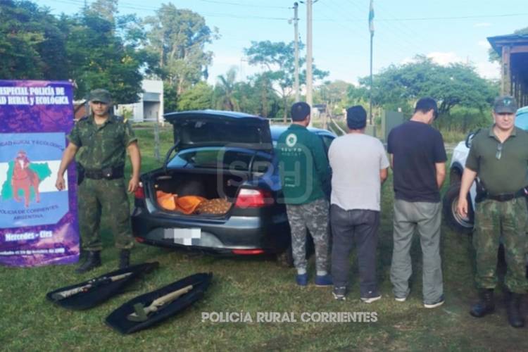 MERCEDES: DEMORAN A TRES HOMBRES CON UN CIERVO CAZADO Y ARMAS EN UN AUTO