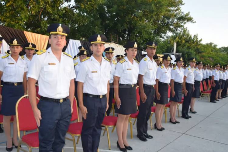 VALDÉS FIRMÓ BECAS PARA CADETES Y NOMBRÓ 198 OFICIALES