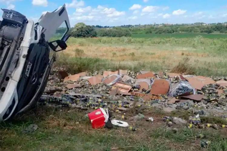 VOLCÓ UN CAMIÓN DE FERNET Y VECINOS SE LLEVARON BOTELLAS