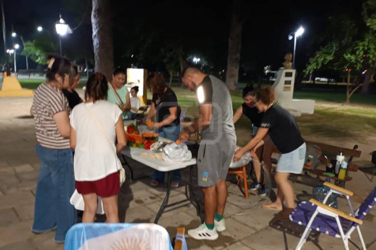 SAN ROQUE | DOCENTES ACAMPAN Y PRENDEN LA OLLA EN PLAZA LIBERTAD