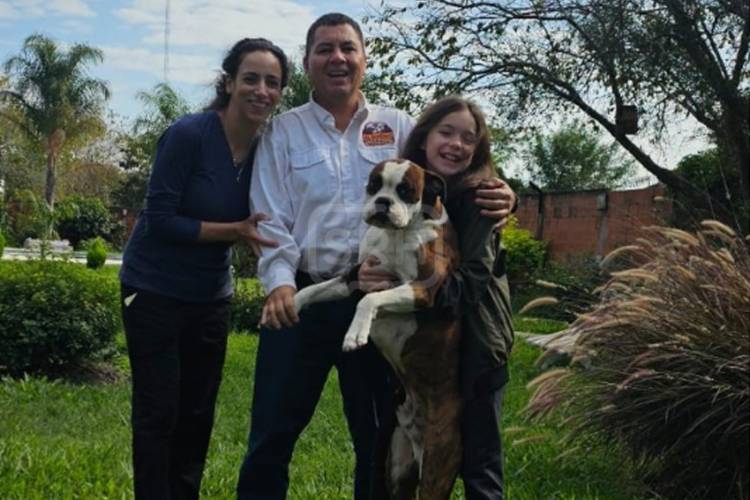 Jorge, su esposa, su hija y su mascota.