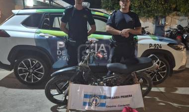 ESQUINA | RECUPERAN UNA MOTO ROBADA Y HALLAN CAMPERAS ABANDONADAS