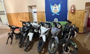 SECUESTRAN MOTOS PRESUNTAMENTE ROBADAS Y HAY DOS APREHENDIDOS EN GOYA