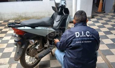 CORRIENTES | ENCONTRARON UNA MOTO OCULTA ENTRE LOS PASTIZALES Y ERA ROBADA