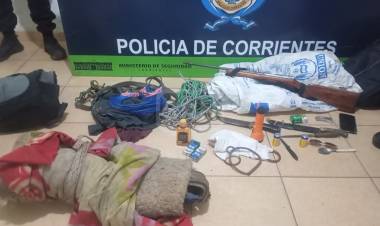 ISLA APIPÉ GRANDE | SORPRENDIERON A DOS HOMBRES ARMADOS DENTRO DE UN CAMPO PRIVADO