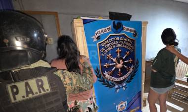 CORRIENTES | GOLPE AL NARCOMENUDEO: SECUESTRAN COCAÍNA, DINERO Y BALANZAS EN UN ALLANAMIENTO