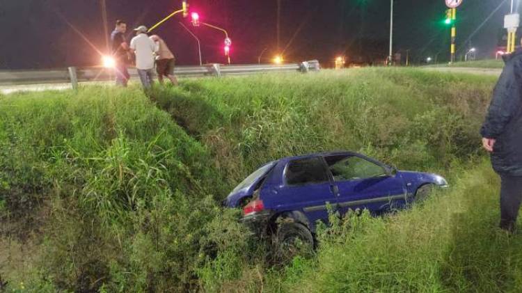 Resistencia: mala maniobra término con el auto en el desagüe