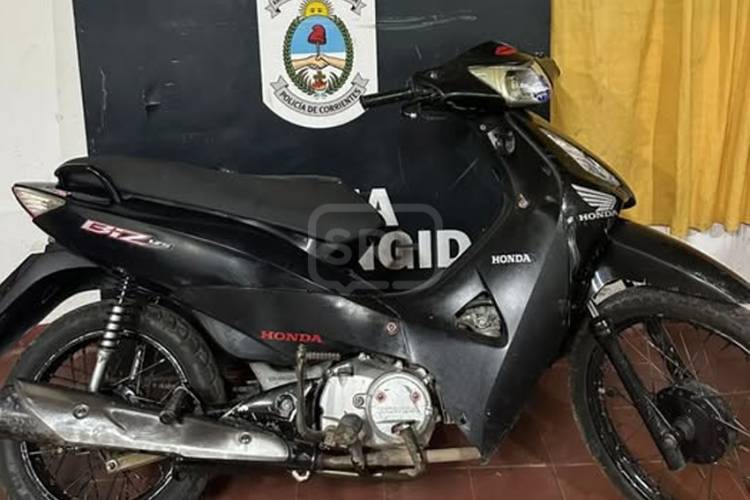INTENTÓ ARREBATAR UN BOLSO Y ESCAPÓ ABANDONANDO LA MOTO