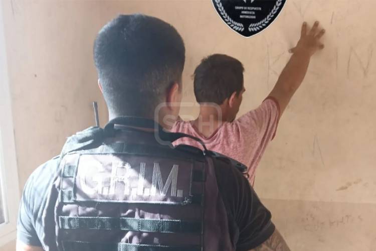 CORRIENTES | LO DEMORARON TRAS OFRECER OBJETOS “SOSPECHOSOS” CASA POR CASA