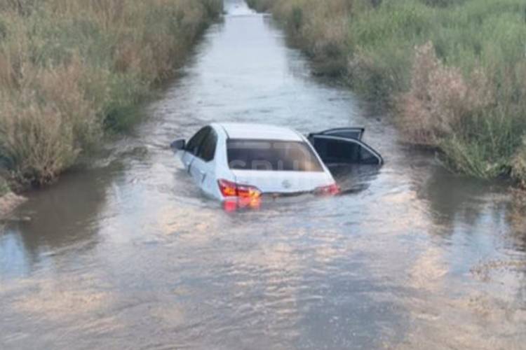 CARLOS PELLEGRINI | AUTO CAYÓ A LA LAGUNA IBERÁ Y BUSCAN A UN JOVEN DESAPARECIDO