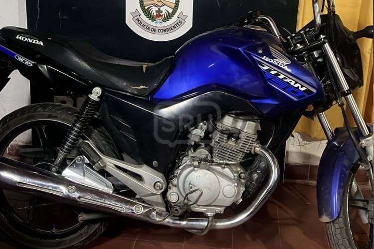 CORRIENTES | VIO A LA POLICÍA, ABANDONÓ LA MOTO Y ESCAPÓ CORRIENDO