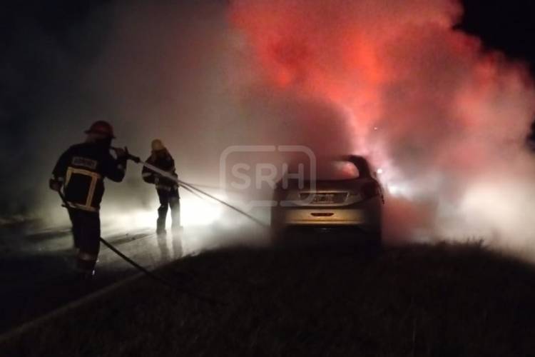SAN ROQUE | SE PRENDIÓ FUEGO UN AUTO EN PLENA RUTA 12