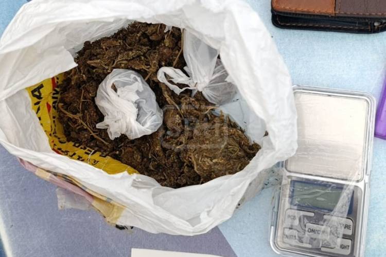 CORRIENTES | LO IDENTIFICARON EN LA CALLE Y LE ENCONTRARON MARIHUANA Y UNA BALANZA