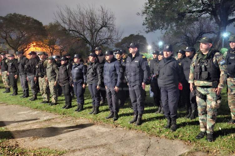 CORRIENTES | INTENSIFICAN LOS CONTROLES Y DEMORAN A VARIAS PERSONAS EN OPERATIVOS POLICIALES