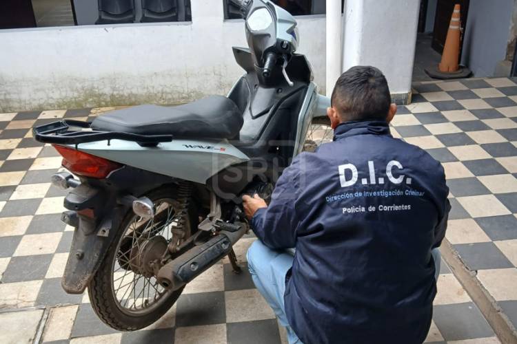 CORRIENTES | ENCONTRARON UNA MOTO OCULTA ENTRE LOS PASTIZALES Y ERA ROBADA