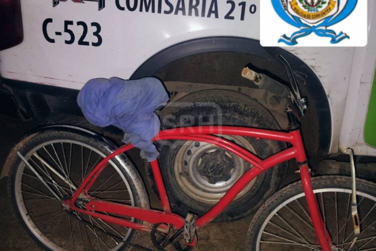 CORRIENTES | VIO A LA POLICÍA, TIRÓ LA BICICLETA Y ESCAPÓ