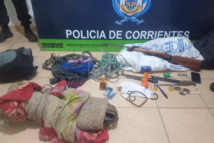 ISLA APIPÉ GRANDE | SORPRENDIERON A DOS HOMBRES ARMADOS DENTRO DE UN CAMPO PRIVADO