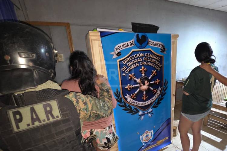 CORRIENTES | GOLPE AL NARCOMENUDEO: SECUESTRAN COCAÍNA, DINERO Y BALANZAS EN UN ALLANAMIENTO